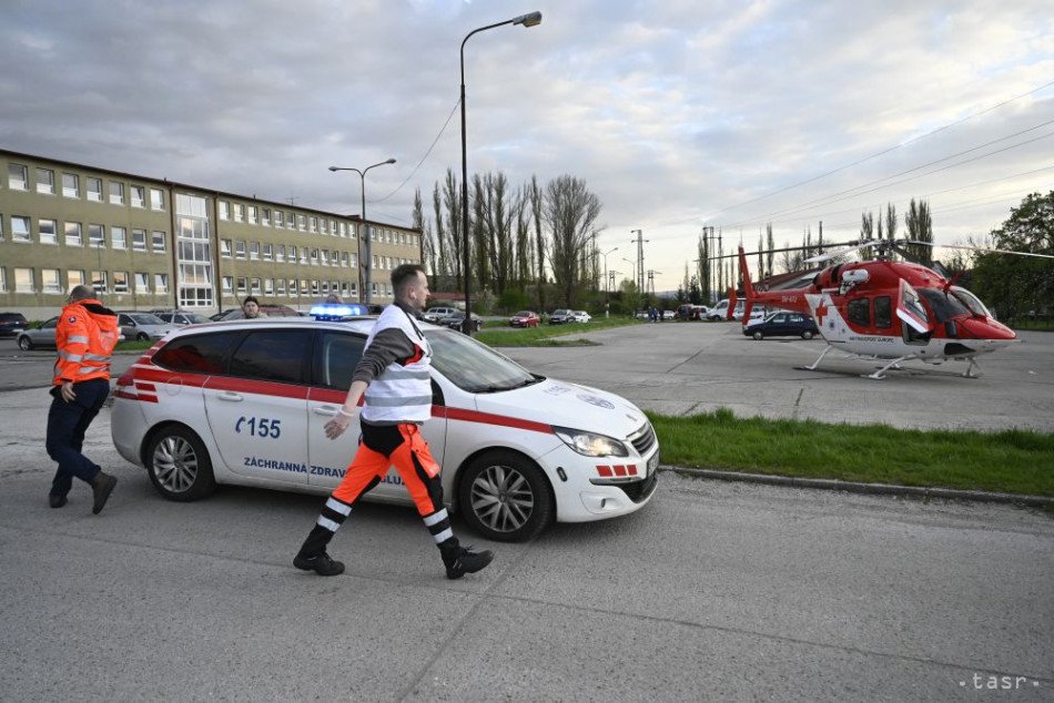 Na snímke leteckí záchranári ošetrujú zraneného baníka na parkovisku pred baňou v Novákoch v stredu 26. apríla 2023.