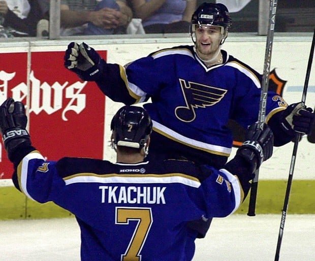 Pavol Demitra aj so svojim vtedajším spoluhráčom Keithom Tkachukom, keď hrali za St. Louis Blues.