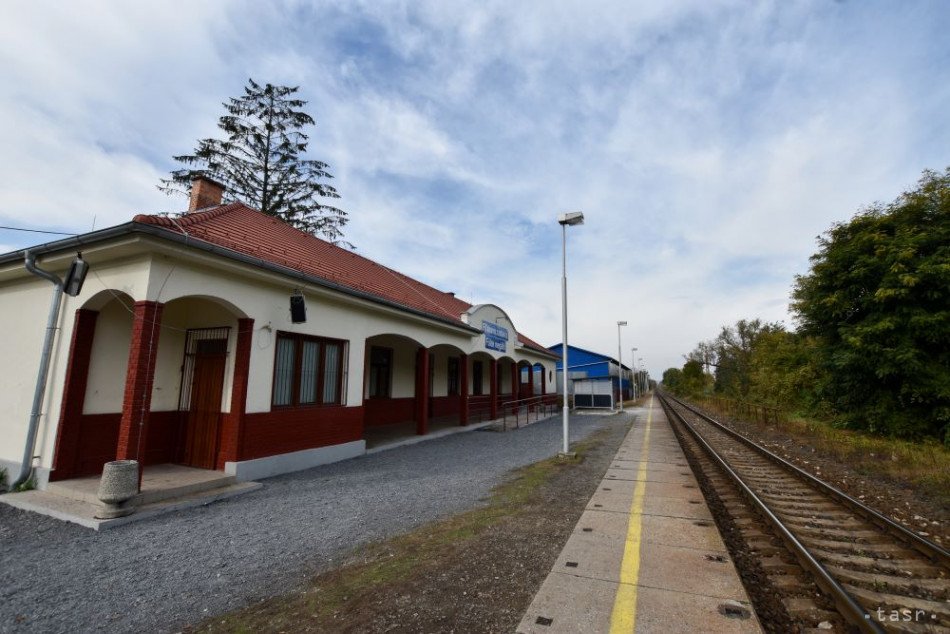 Budova malej železničnej stanice v meste Fiľakovo, okres Lučenec, stále nie je prístupná pre verejnosť. Obnova stanice Fiľakovo zastávka pokračuje, pôvodne mala byť ukončená začiatkom leta. Cestujúci tak na malej stanici na vlaky naďalej čakajú v prístrešku pripomínajúcom autobusovú zastávku. Problematický úsek trate medzi Holišou a Fiľakovom, na ktorom platia pre vlaky rýchlostné obmedzenia, plánuje štát rekonštruovať v rokoch 2024 až 2025. Na snímke z 20. októbra 2023 malá železničná stanica vo Fiľakove.