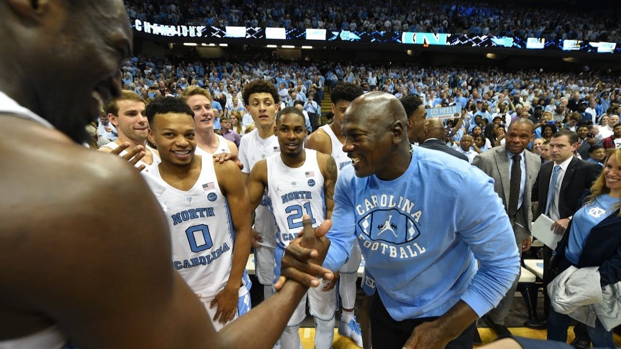 Napriek obrovskému úspechu v NBA sa Jordan vrátil do UNC - University of North Carolina, aby dokončil bakalársky titul z geografie.