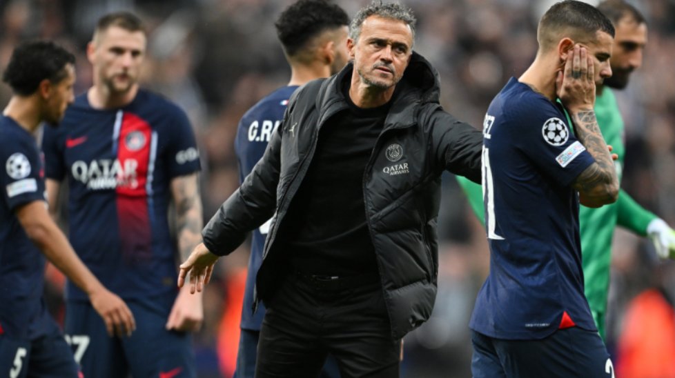 futbalisti PSG a tréner Luis Enrique (v strede)