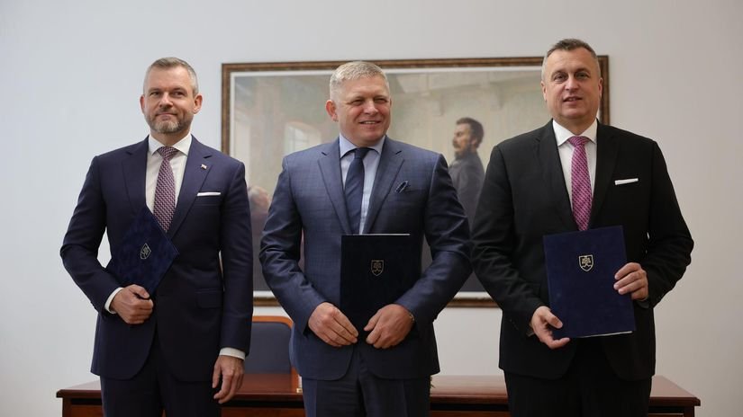 Peter Pellegrini (Hlas), Robert Fico (Smer) a Andrej Danko (SNS) po podpise memoranda o porozumení 11. októbra 2023