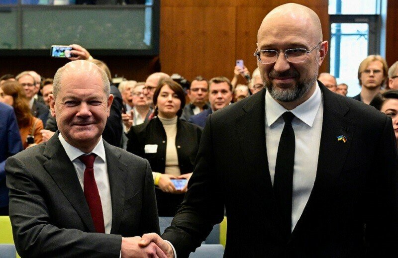 Nemecký spolkový kancelár Olaf Scholz a ukrajinský premiér Denys Šmyhaľ na nemecko-ukrajinskom ekonomickom fóre v Berlíne.