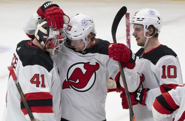 Center Tyler Toffoli z New Jersey Devils a Alexander Holtz (10) blahoželajú brankárovi Vítkovi Vanečkovi (41) po víťazstve tímu nad Montrealom Canadiens v hokejovom zápase NHL v utorok 24. októbra 2023 v Montreale.