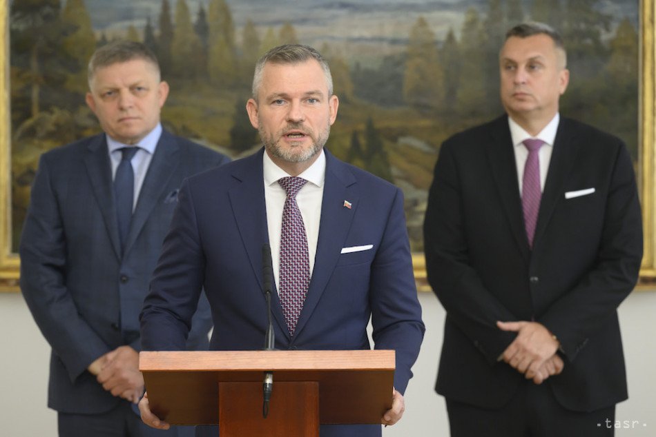 Peter Pellegrini s Robertom Ficom a Andrejom Dankom po podpise memoranda o porozumení, v historickej budove NR SR v Bratislave 11. októbra 2023.