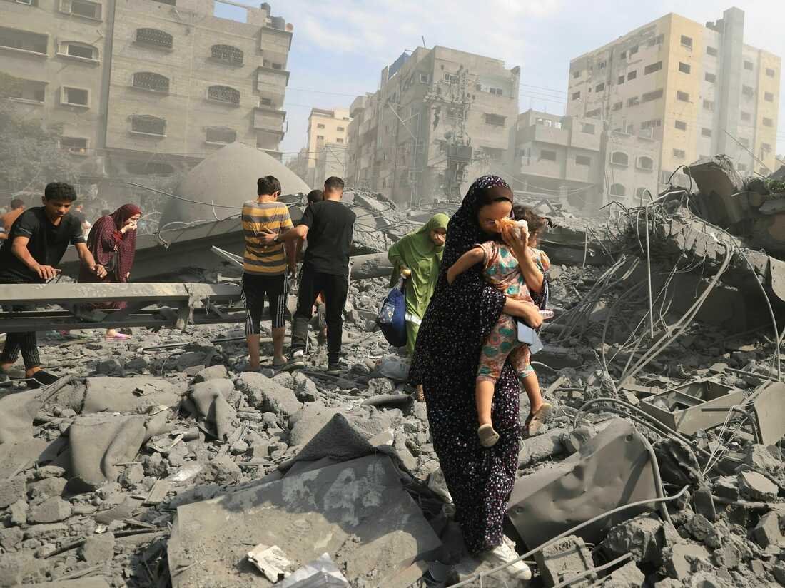 Palestínčania evakuujú oblasť po izraelskom nálete na mešitu Sousi v meste Gaza z 9. októbra 2023.