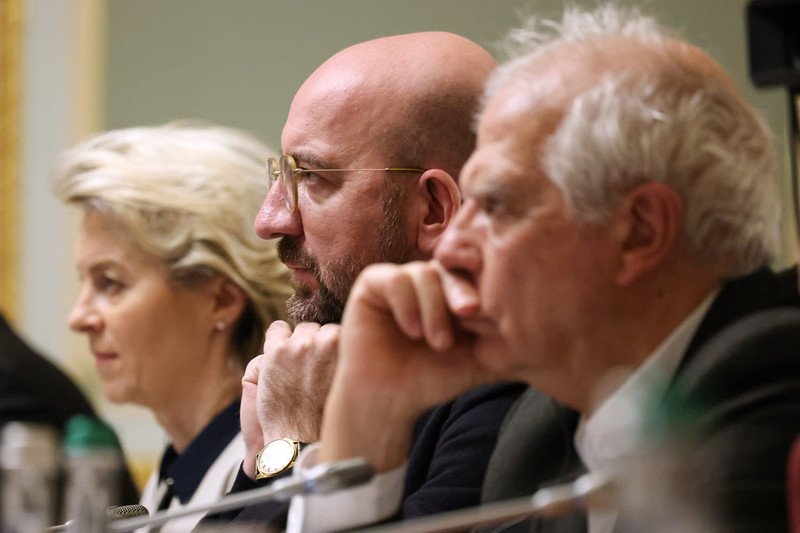 Predsedníčka Európskej komisie Ursula von der Leyenová, predseda Európskej rady Charles Michel a podpredseda Európskej komisie Josep Borrell na dvojdňovom summite lídrov EÚ.