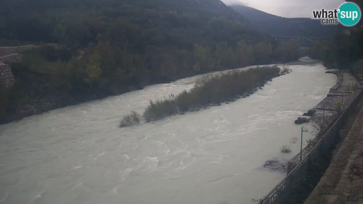 rozvodnená rieka Soča po záplavách v Slovinsku