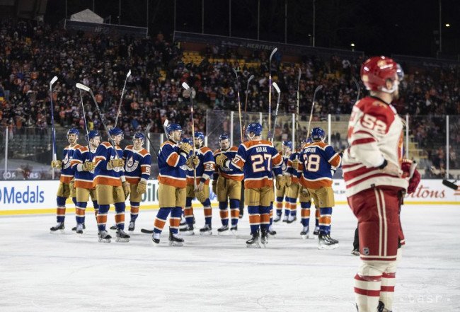 Hokejisti Edmontonu sa tešia z výhry v dueli Heritage Classic Edmonton Oilers - Calgary Flames na Commonwealth Stadium v Edmontone v nedeľu 29. októbra 2023.