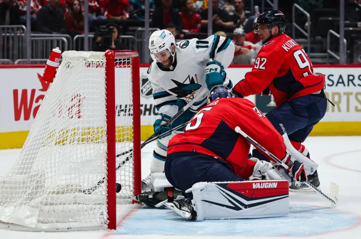 Luke Kunin # 11 zo San Jose Sharks skóroval proti Darcymu Kuemperovi # 35 počas prvej tretiny zápasu v Capital One Arena 29. októbra 2023 vo Washingtone.