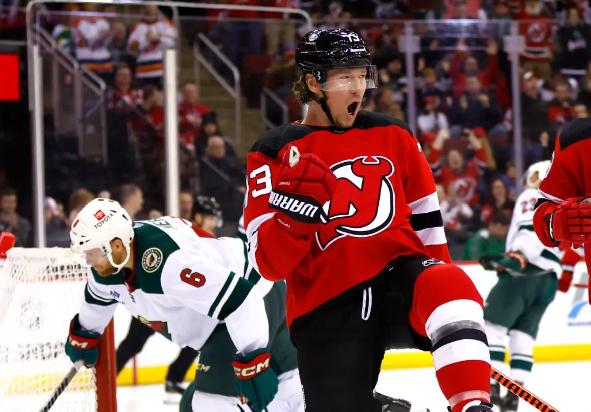 Pravé krídlo New Jersey Devils Tyler Toffoli (73) skóruje proti Minnesote počas druhej tretiny hokejového zápasu NHL v nedeľu, október. 29, 2023, v Newarku, N.J.