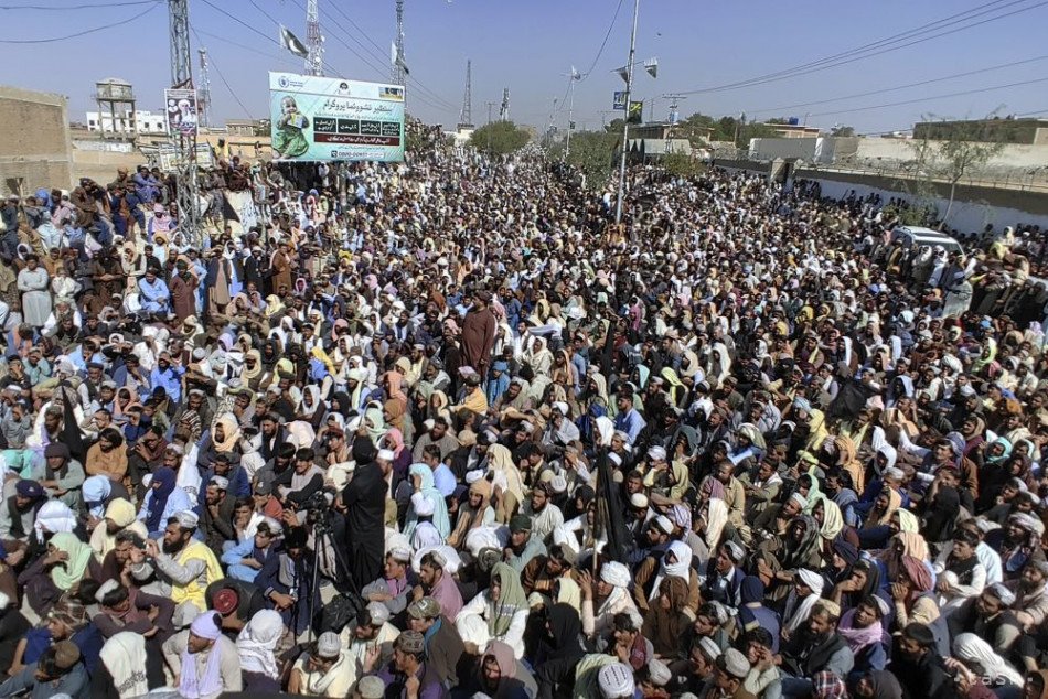 Miestni obyvatelia a Afgánci skandujú počas protestného zhromaždenia v pohraničnom meste Čaman, na juhozápade Pakistanu pri hraniciach s Afganistanom 26. októbra 2023. Niekoľko tisícok ľudí, vrátane Afgancov protestovalo v Čamane proti pripravovanému vládnemu plánu, ktorý bude vyžadovať od migrantov vycestovať do Afganistanu pre víza.