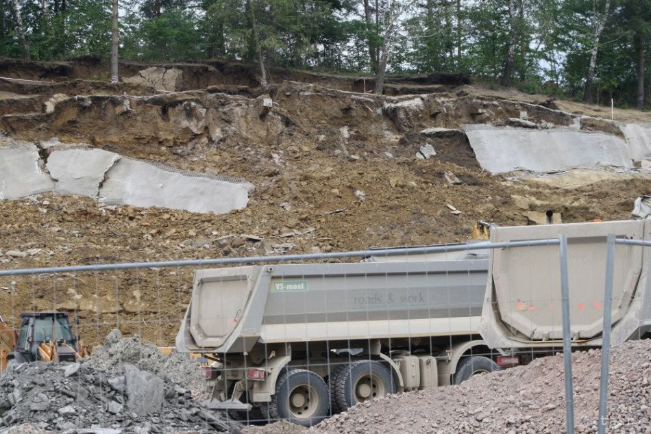 Na archívnej snímke zosuv pôdy na stavbe obchodného centra na Ulici Okružná v meste Handlová (okres Prievidza). 