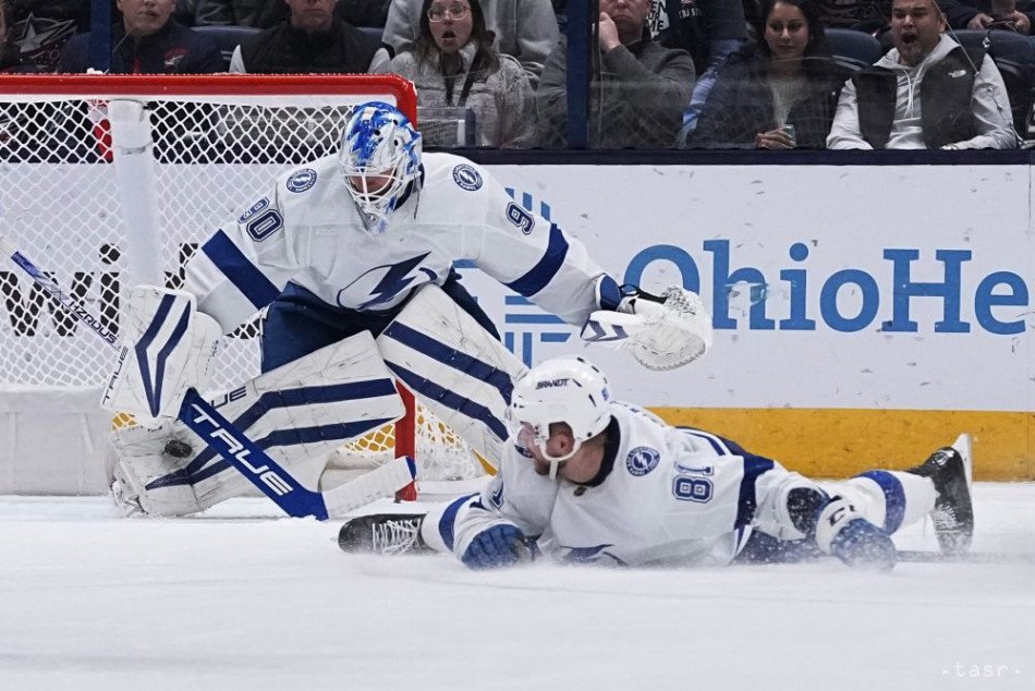 Obranca Tampy Bay Lightning Erik Černák (81) sleduje, ako brankár Matt Tomkins (90) blokuje strelu ľavého krídla Columbusu Blue Jackets Kirilla Marčenka v tretej tretine hokejového zápasu NHL vo štvrtok 2. novembra 2023 v Columbuse v štáte Ohio. 