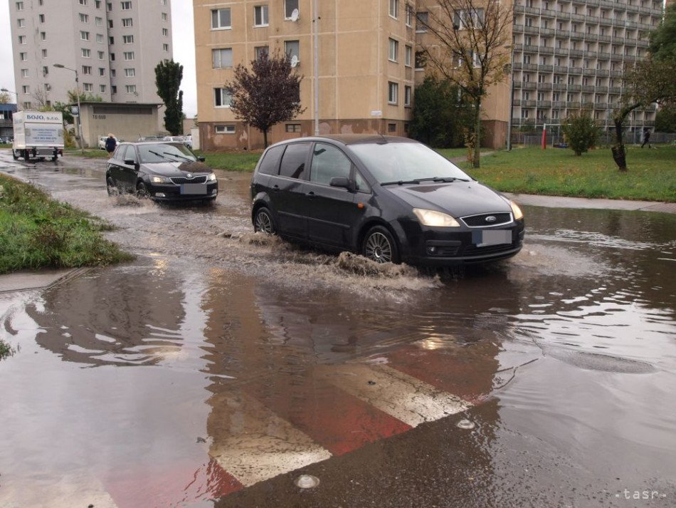 Na snímke osobné autá jazdia po zaplavenej ceste v dôsledku intenzívneho dažďa na Kopčianskej ulici v bratislavskej mestskej časti Petržalka v piatok 27. októbra 2023.