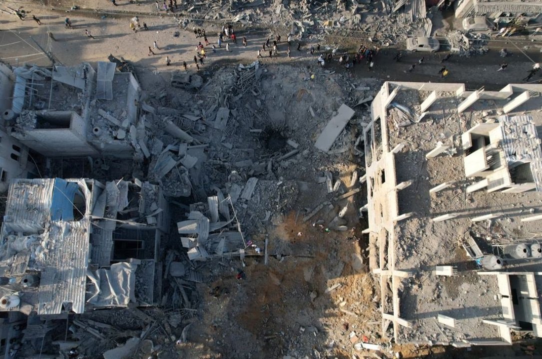 Palestínčania sa zhromažďujú na mieste izraelských útokov na domy v Maghazi v centrálnom pásme Gazy, 3. novembra 2023.