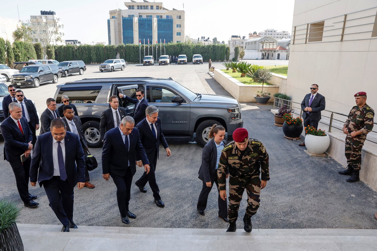 Americký minister zahraničných vecí Antony Blinken aj s delegáciou pri návšteve Ramalláhu.