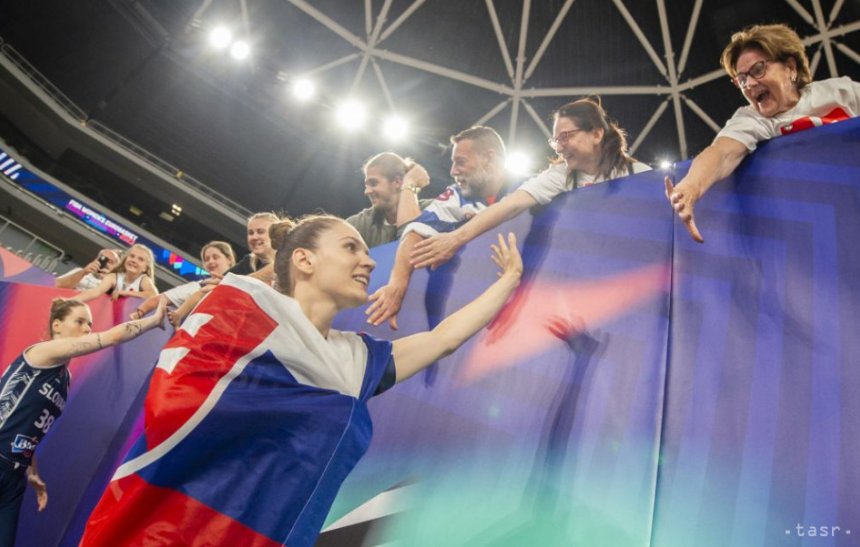 Na archívnej snímke slovenské basketbalistky sa radujú s fanúšikmi po víťazstve nad Tureckom v zápase D-skupiny na ME v basketbale žien Turecko - Slovensko v slovinskej Ľubľane.