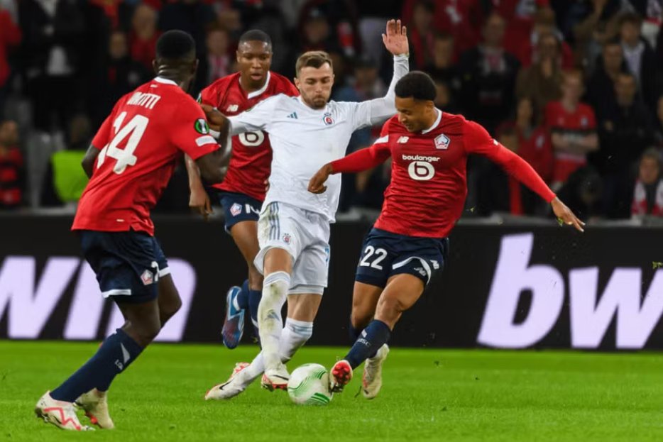 Zľava Samuel Umtiti (Lille), Bafodé Diakité (Lille), Aleksandar Čavrič (Slovan) a Tiago Santos (Lille) bojujú o loptu v zápase Slovan proti Lille.