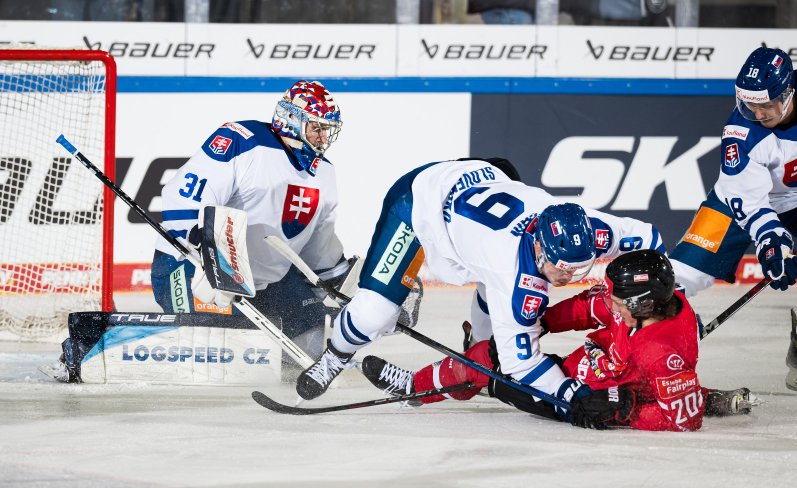 Brankár Samuel Hlavaj a obranca Samuel Hain v súboji pred bránkou Slovenska.