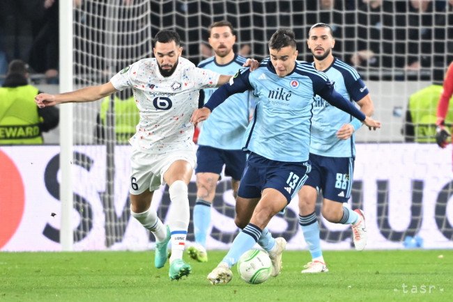 Na snímke sprava Dávid Strelec (ŠK Slovan Bratislava) a Nabil Bentaleb (OSC Lille) počas zápasu 4. kola skupinovej fázy EKL A-skupiny ŠK Slovan Bratislava – OSC Lille 9. novembra 2023 v Bratislave.