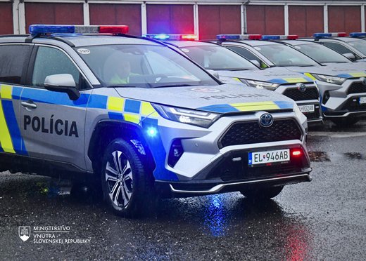 Polícia dnes dostala prototyp osobného plne elektrického vozidla s inštalovanou svetelno-zvukovou rampou, plus ďalších 17 nových SUV.