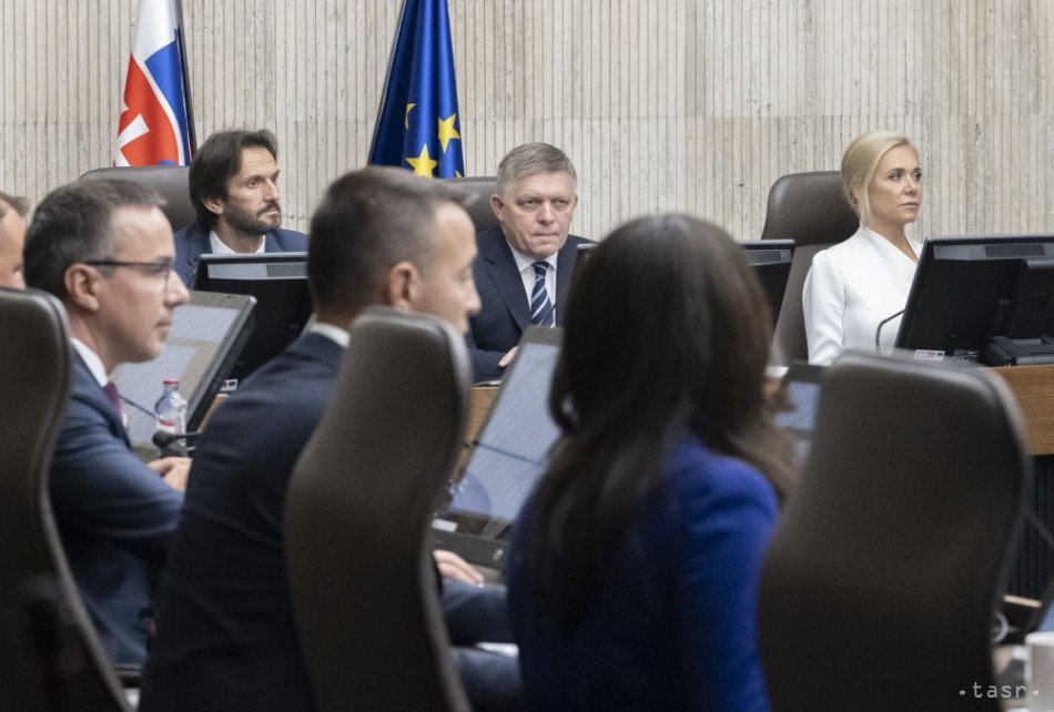 Na snímke rokovanie vlády Smeru-SD, Hlasu-SD a SNS zľava vicepremiér a minister obrany SR Robert Kaliňák (Smer-SD), premiér SR Robert Fico (Smer-SD) a podpredsedníčka vlády a ministerka hospodárstva SR Denisa Saková (Hlas-SD).