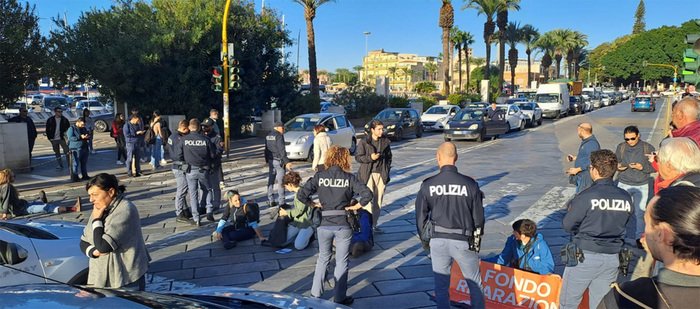 Protest skupiny Ultima Generazione a zásah polície.