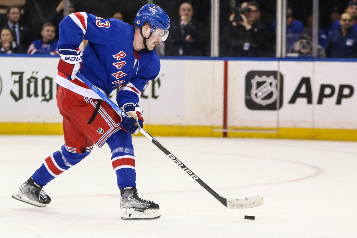 Ľavé krídlo New York Rangers Alexis Lafreniere (13) strelil víťazný gól v rozstrele proti Columbusu Blue Jackets v Madison Square Garden.