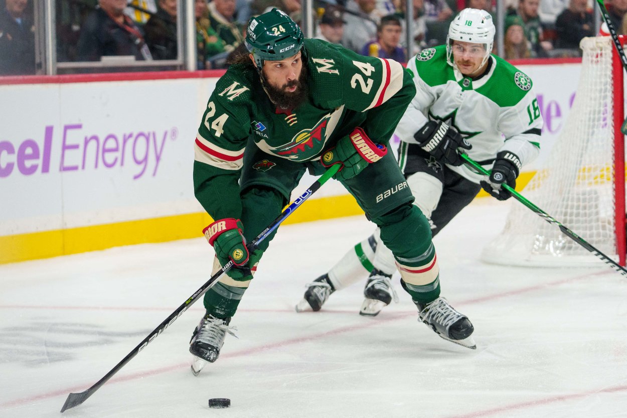 Obranca Minnesoty Wild Zach Bogosian (24) prenasledovaný centrom Dallas Stars Samom Steelom (18) v tretej tretine v Xcel Energy Center.