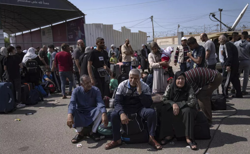 Palestínčania čakajú na prechod do Egypta z Gazy na hraničnom priechode Rafah.