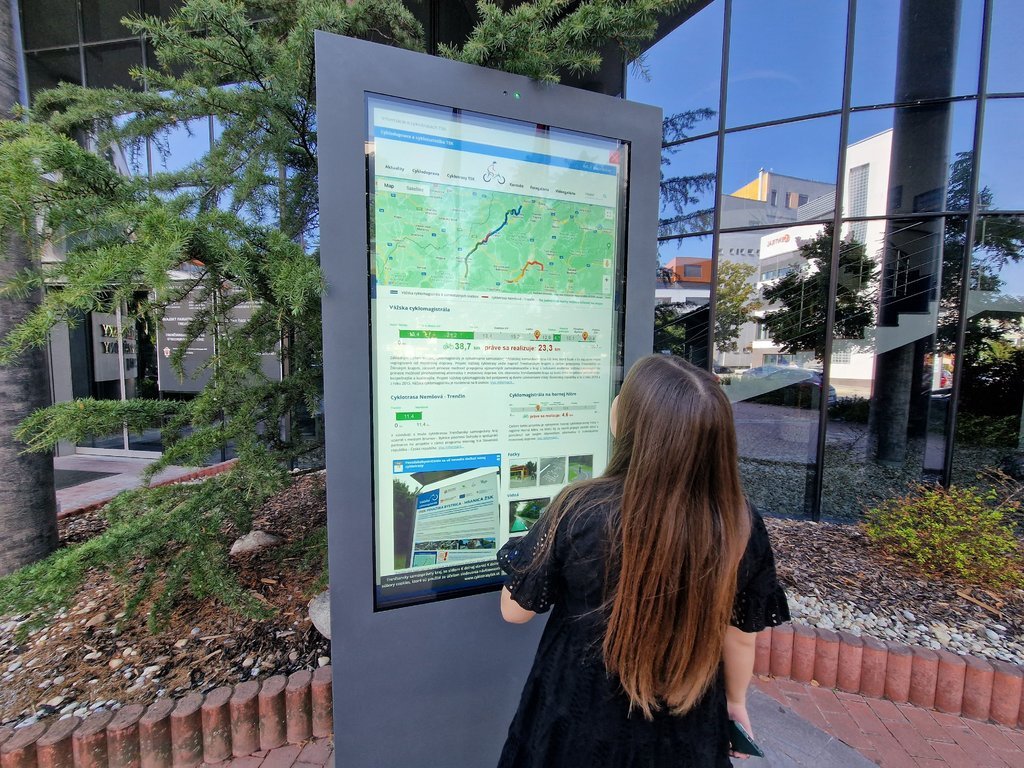 ilustračná foto - informačný kiosk pred úradom Trenčianskej župy