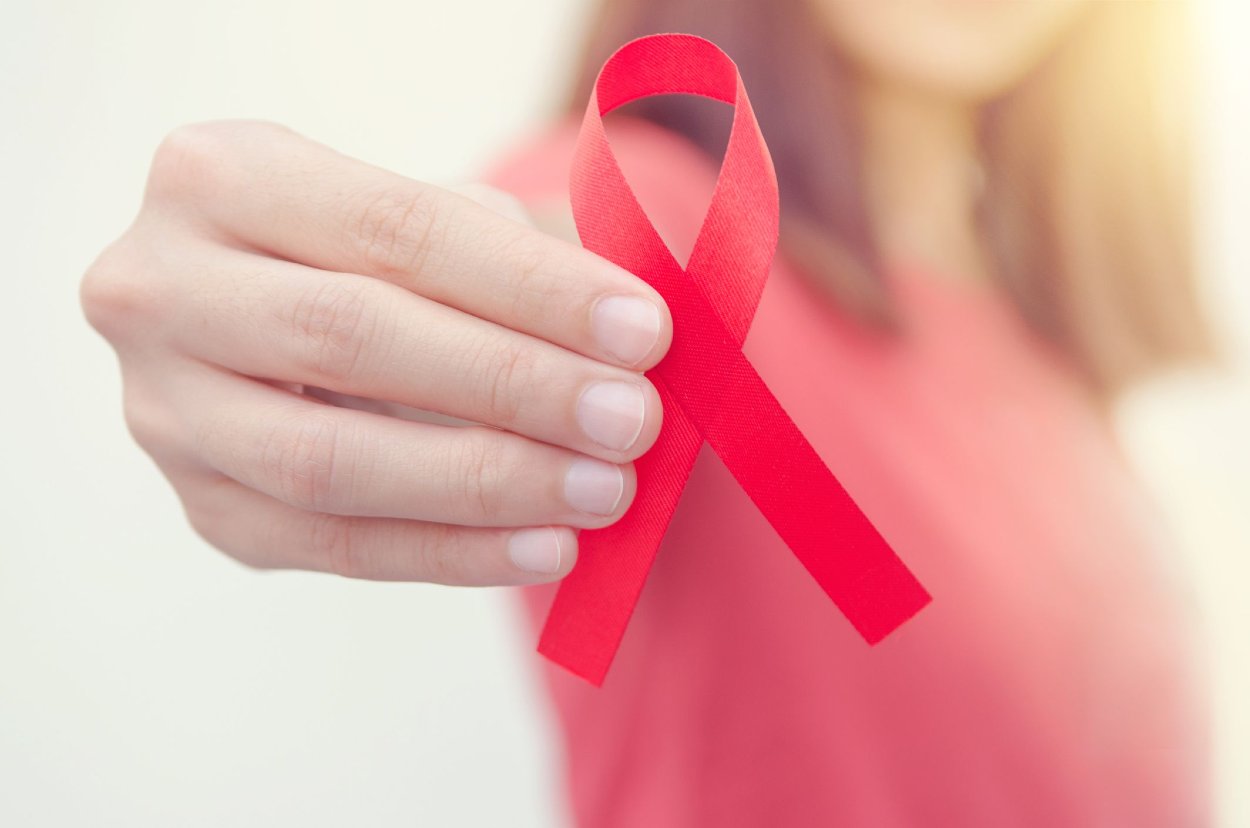 Skorá liečba HIV môže predĺžiť život človeka.