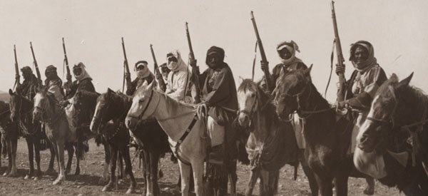 Britmi podporovaná arabská revolta v roku 1916, v ktorej účinkoval aj temperamentný guerillový bojovník Lawrence z Arábie, zasadila semená moderných konfliktov na Blízkom východe.