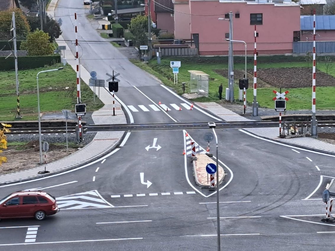 dokončenie stavebných prác na frekventovanej križovatke v blízkosti obce Rožkovany, prepájajúca cestu prvej triedy I/68 a cestu tretej triedy III/3188