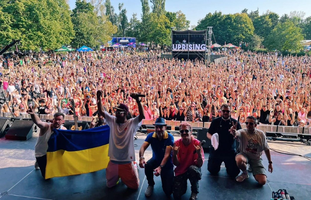 Nová skladba od Medial Banana a Mad Heads odznela naživo už koncom leta na festivale Uprising na Zlatých pieskoch, kde u publika vzbudila vášnivé reakcie.