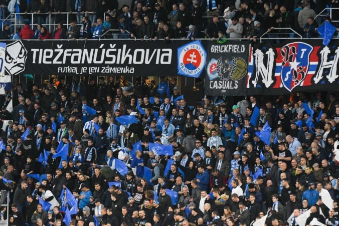 ilustračná foto - fanúšikovia ŠK Slovan Bratislava na tribúne