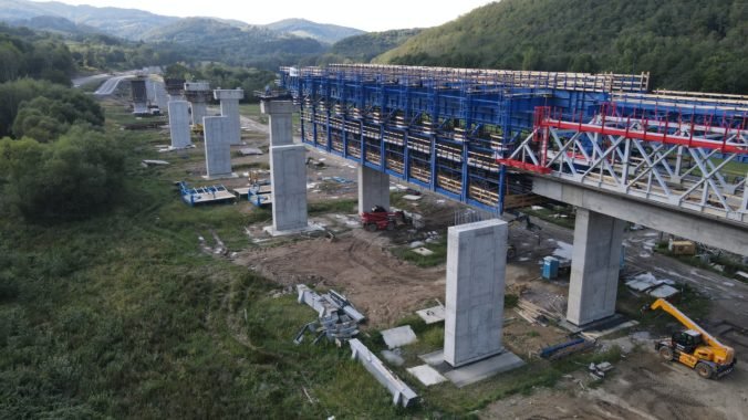 archívny záber výstavby estakády na úseku R2 Kriváň - Mýtna z 31. 01. 2023