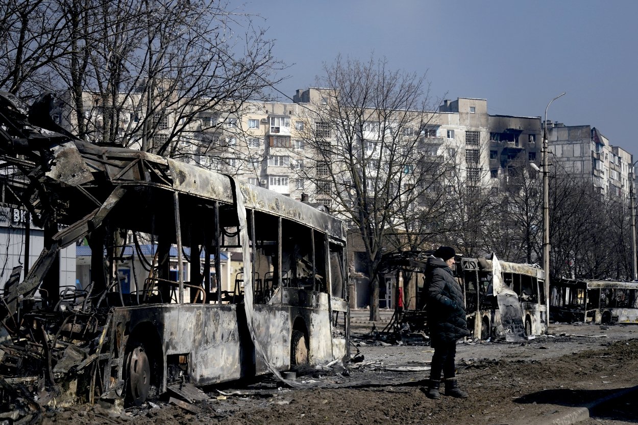 Značne poškodené panelové domy a kostry autobusov v ukrajinskom prístavnom meste Mariupol sú hrozivé dôsledky, ktoré po sebe zanechali ťažké boje v tejto oblasti.