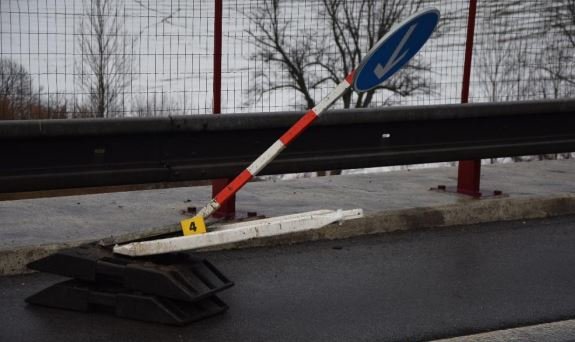 Mladý vodič včera pod vplyvom alkoholu v úseku diaľnice D1 Beharovce smer Prešov narazil do dopravného značenia