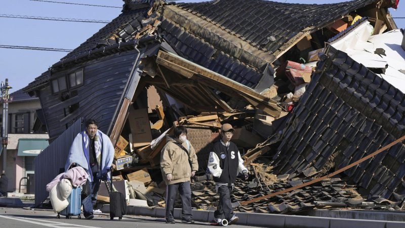 Záchranárske práce v Japonsku pokračujú, komplikujú ich však zablokované a vážne poškodené cesty. 