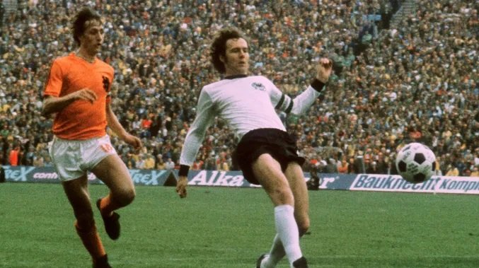 Na archívnej snímke zo 6. júla 1974 v Mníchove kapitán nemeckého tímu Franz Beckenbauer (vpravo) a holandský futbalista Johan Cruyff vo finále majstrovstiev sveta.