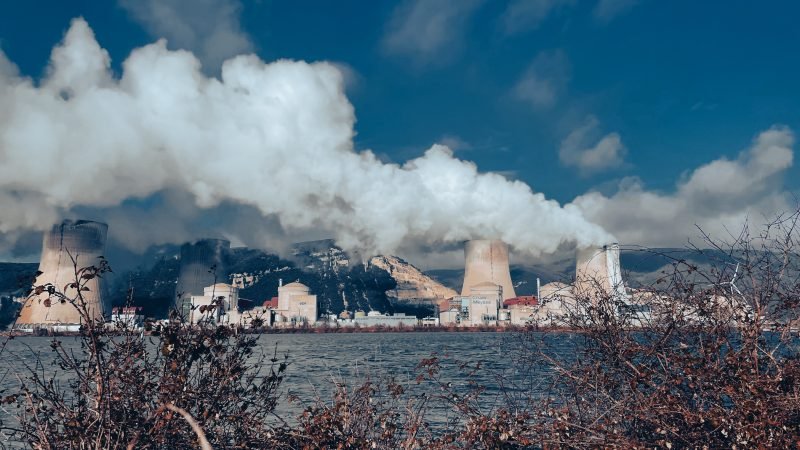 Odporcovia jadrovej energie pripomínajú, že prevádzka veterných a solárnych fariem je lacnejšia než prevádzka atómových elektrární.