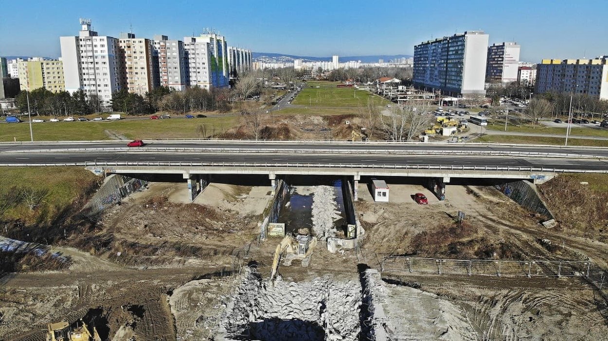 Búranie začiatkov Bratislavského metra. foto: Nový Čas