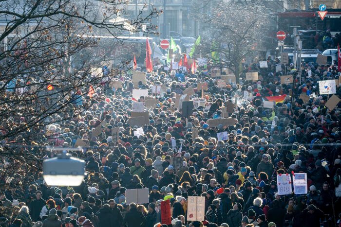 Ľudia sa zhromažďujú na Willy-Brandt-Platz v nemeckom Norimbergu v sobotu 20. januára 2024 v rámci celoštátnych demonštrácií proti krajnej pravici.