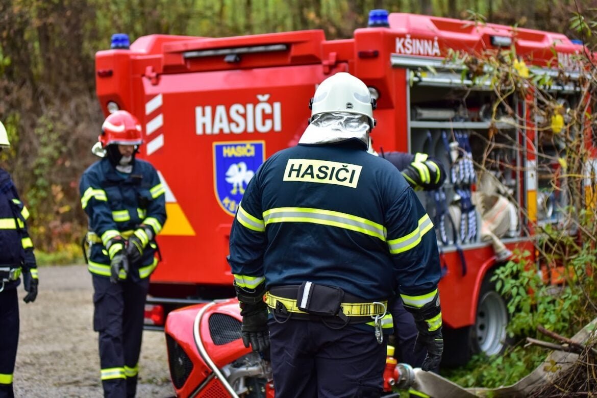 ilustračná foto - členovia Hasičského a záchranného zboru aj s technikou