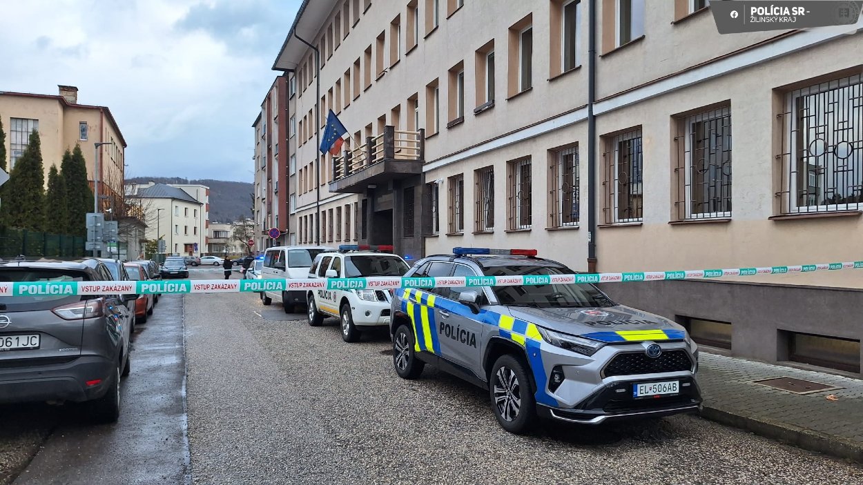 Súdy boli z bezpečnostno – preventívnych dôvodov evakuované. Vyšetrovateľka Okresného riaditeľstva Policajného zboru v Žiline začala vo veci trestné stíhanie pre trestný čin šírenia poplašnej správy.