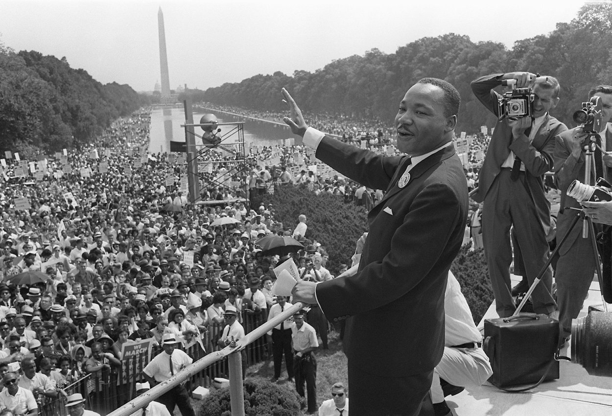 Dr. Martin Luther King, Jr. oslovuje davy počas pochodu vo Washingtone 28. augusta 1963 v Lincolnovom pamätníku vo Washingtone D.C. Práve tu predniesol svoj slávny prejav „I Have A Dream“.