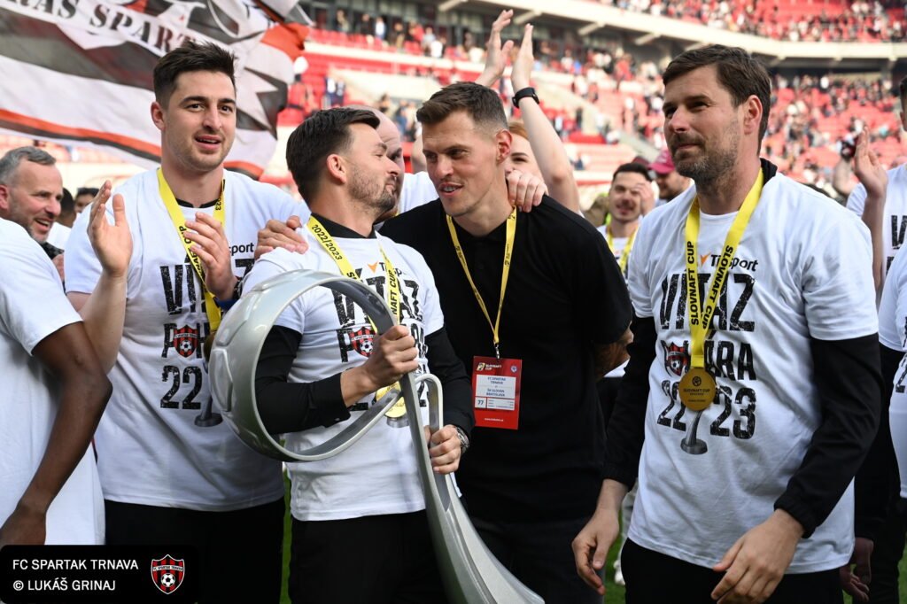 Tréner Spartaku M. Gašparík na fotografii aj spolu s obrancom M. Škrtelom.
