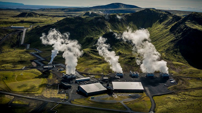 K lídrom vo využití geotermálnej energie je Island. Takto vyzerá geotermálna elektráreň Hellisheidi na tomto ostrove.